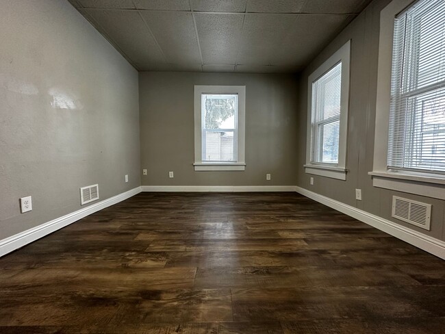 Building Photo - Recently Renovated 3 Bedroom 1 Bath Single...