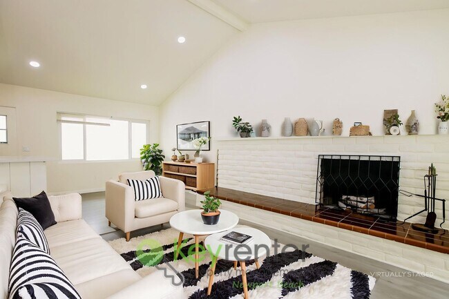 Building Photo - Bright & Beachy One-Bedroom Condo in San C...