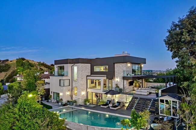 Building Photo - Prestigious Hollywood Hills Home for Rent