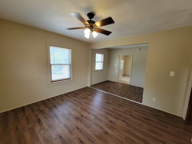 Building Photo - 604 W Seerley Blvd