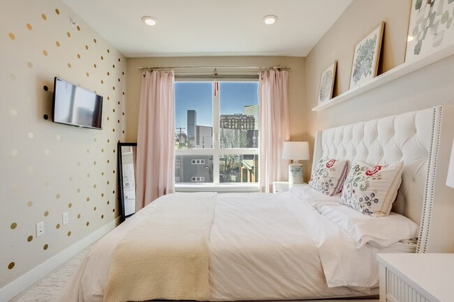 Building Photo - 2426 Welton St