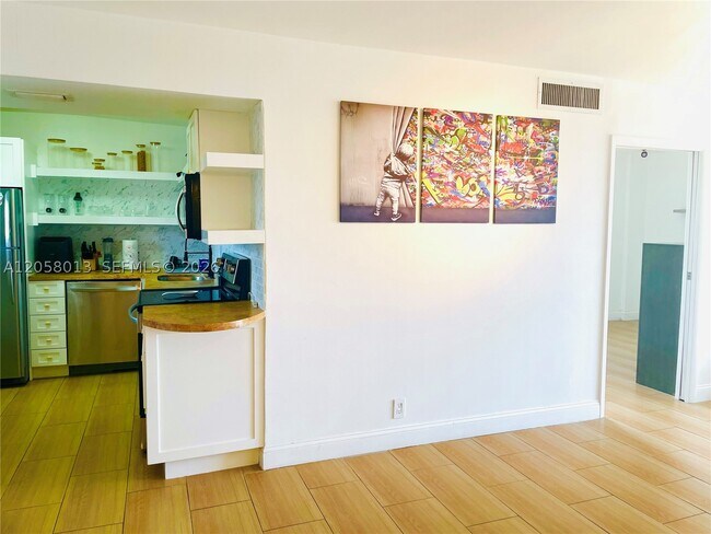 Building Photo - 3301 N Country Club Dr