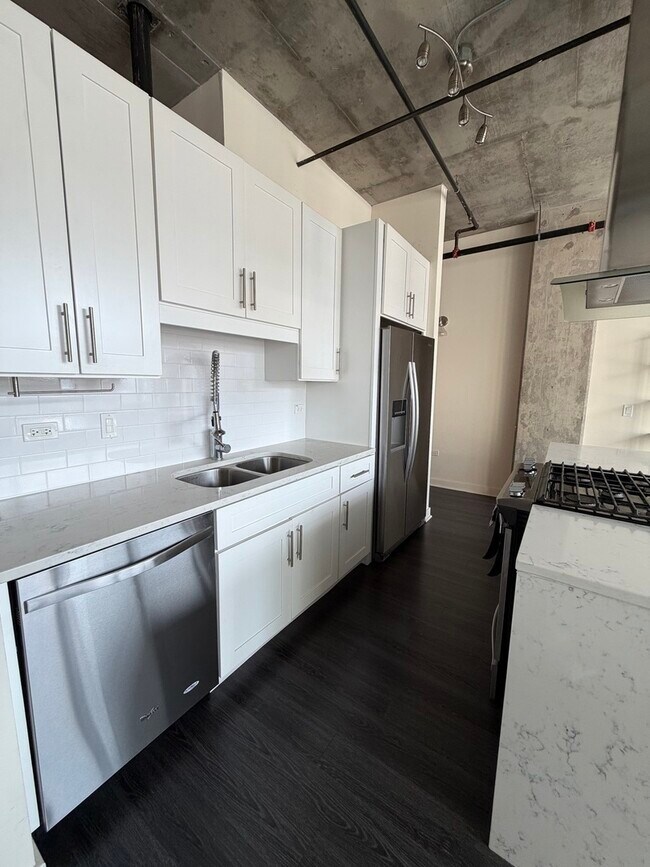 Building Photo - 50 E 16th St