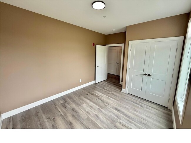 Building Photo - 3 Sabrina Ct
