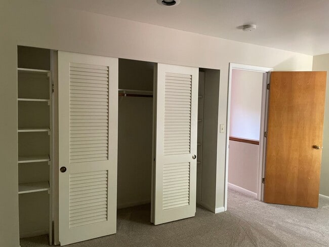 Building Photo - 2 Bed/1.5 Bath Condo Close to UIHC!