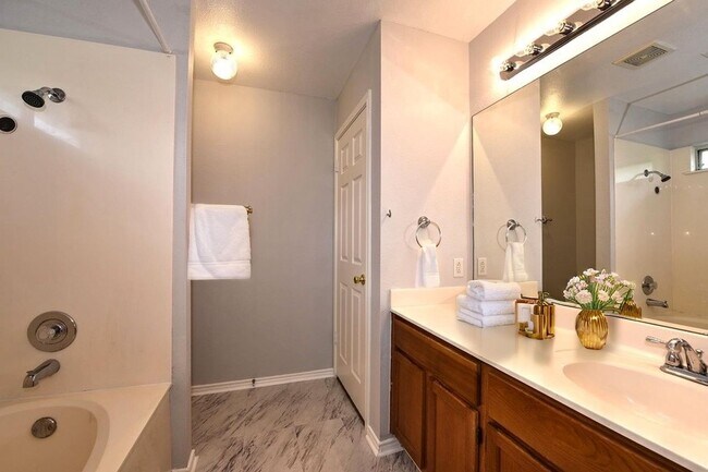 Building Photo - GREAT SINGLE STORY HOME | GATED COMMUNITY | NO CARPETS | CLOSE TO BANDERA & TEZEL RD | SHOPPING &...