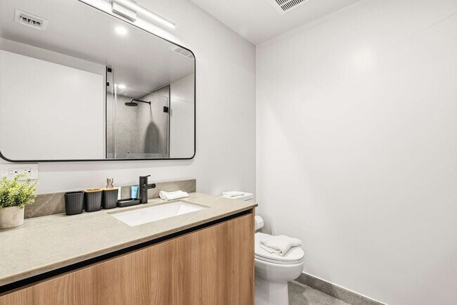 Building Photo - 121 NE 5th St