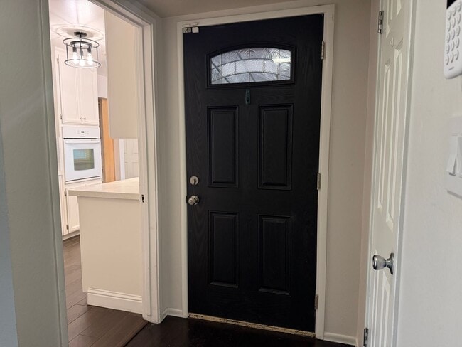 Building Photo - Adorable 3 bedroom 1.5 bath home garden setting