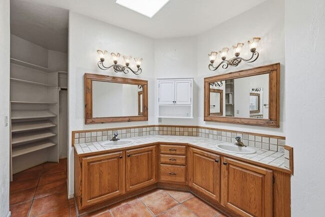 Building Photo - 770 N Lazy J Wy