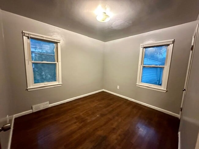 Building Photo - 4 Bedroom 1 Bath Welcome Section 8