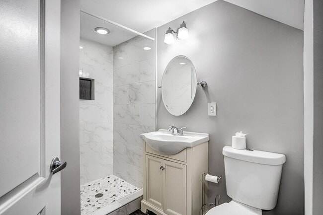 Building Photo - 812 Burns St SE