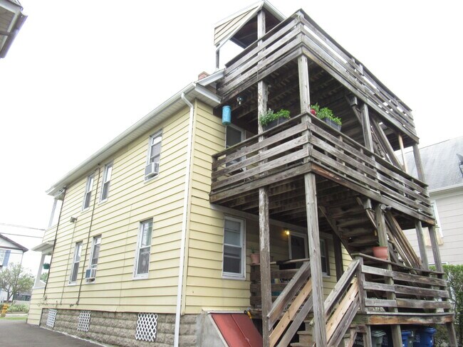 Building Photo - 787 Brewster St