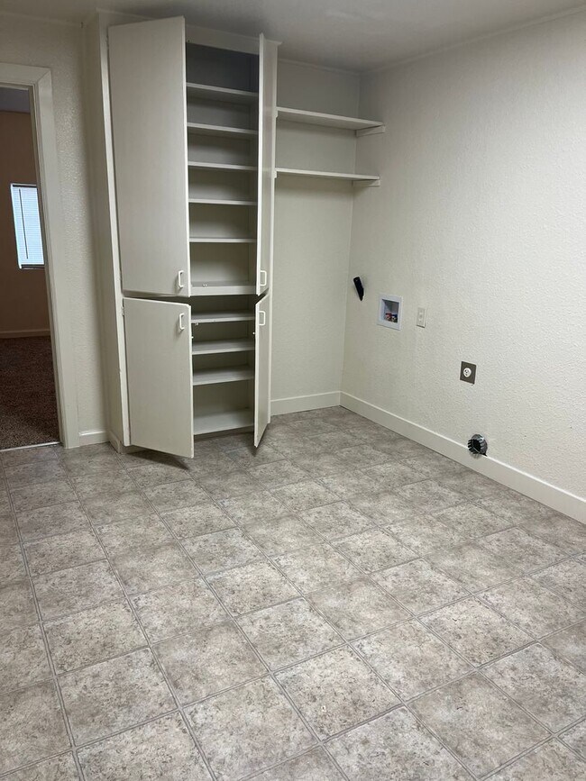 Building Photo - w7265e