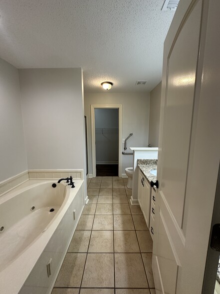 Building Photo - 722 Hobbs Rd SE