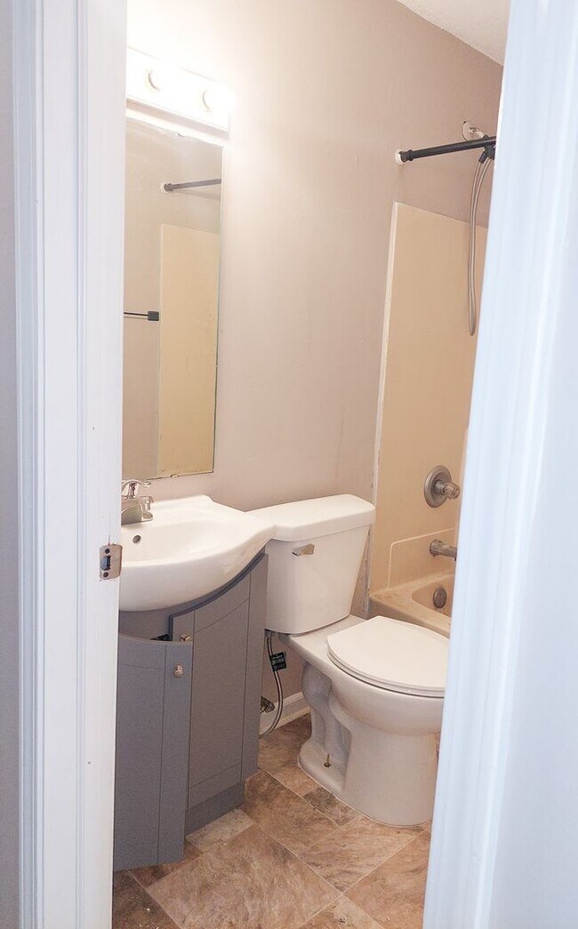 Building Photo - 205-207 Lincoln St