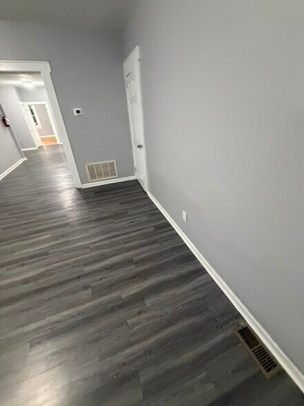 Building Photo - 17 Poe Ave