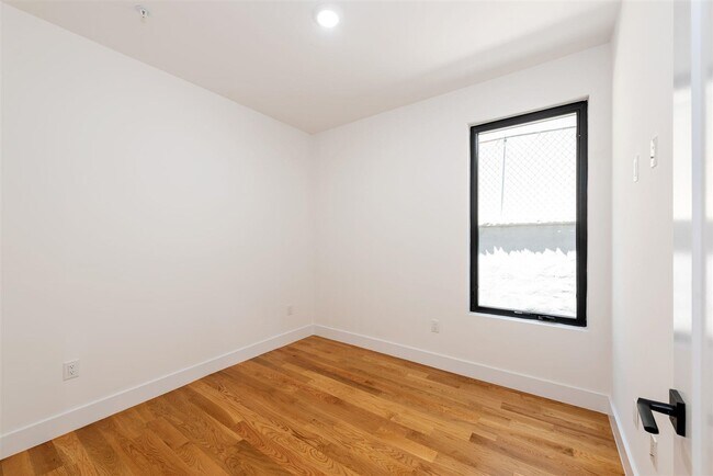 Building Photo - 827 Pavonia Ave