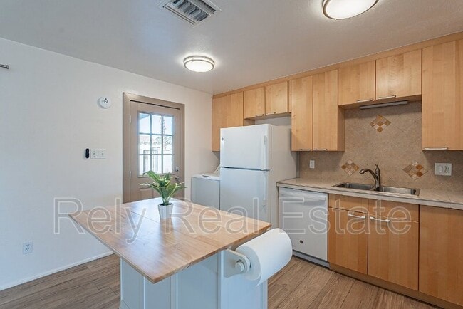 Building Photo - 8416 E Rancho Vista Dr