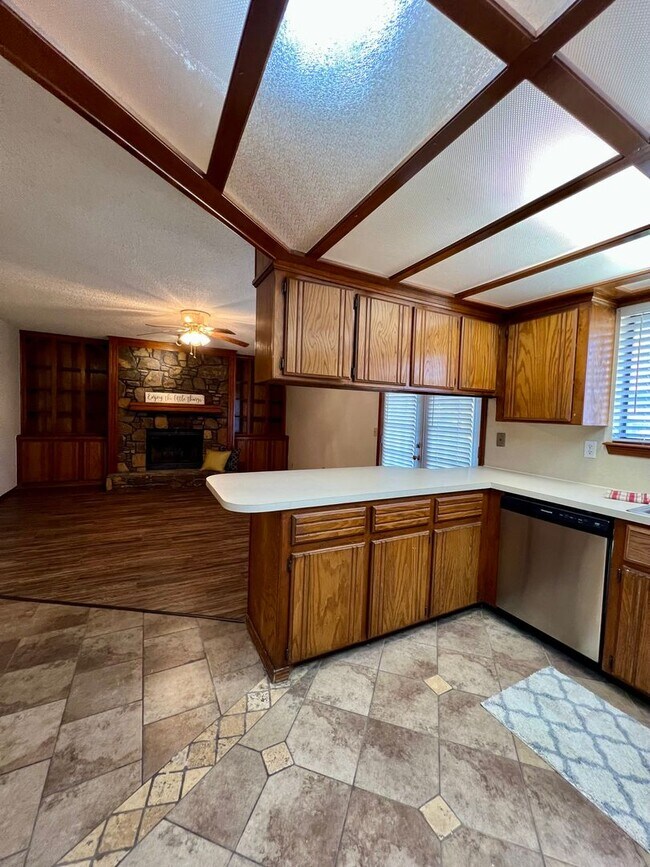 Building Photo - Spacious Home in Yukon- 3 bed, 2 ba, plus office space with built-in's