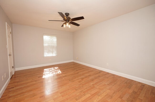 Building Photo - 243 Parkwood Cir