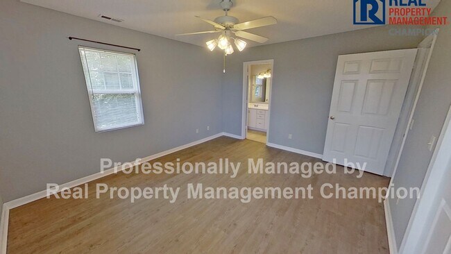 Building Photo - 3 BD/2 BA Upper Unit Condo in Hawthorne Park