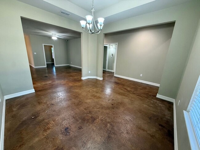 Building Photo - Elegant 4-bed/2-bath plus Garage!