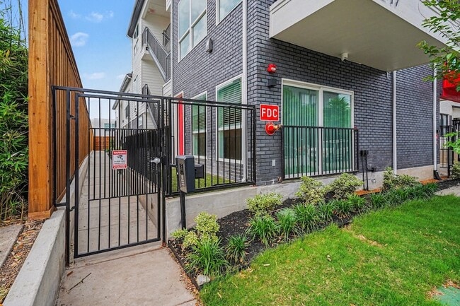 Building Photo - 2217 N Fitzhugh Ave