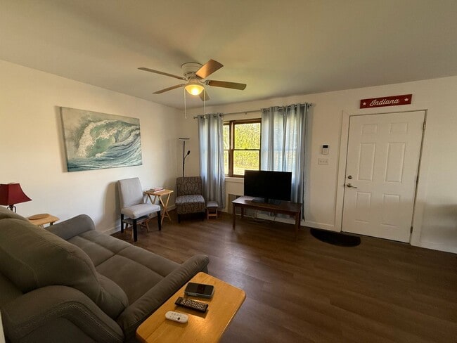 Building Photo - 2 BDRM, 10 MONTH LEASE AVAIL AUGUST-MAY (2...
