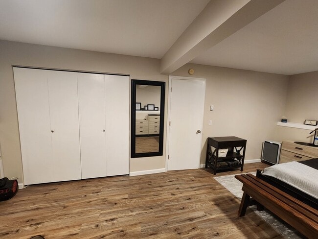Building Photo - Immaculate 3 bedroom 2 bath split level ho...