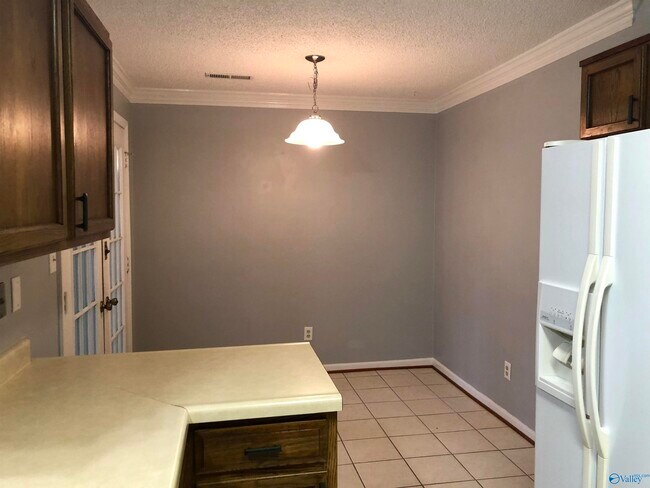 Building Photo - 337 Chateau Dr SW
