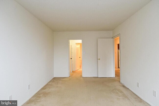 Building Photo - 5225 Pooks Hill Rd