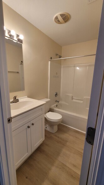 Gest bathroom upstair - 10820 Rumson Ct