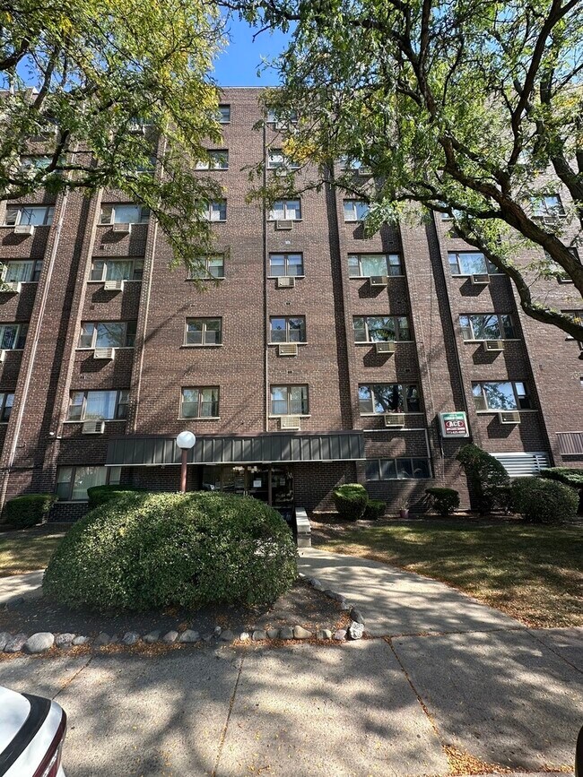 Building Photo - 4600 N Cumberland Ave