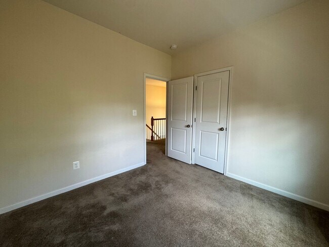 Building Photo - Luxurious 3 Bed 2.5 Bath End-Unit Townhome...