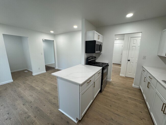 Building Photo - 3 Bedroom, 1 bath house with a bonus room