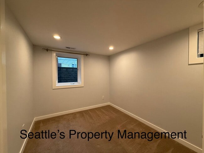 Building Photo - Deceptively Large Wedgewood Home!