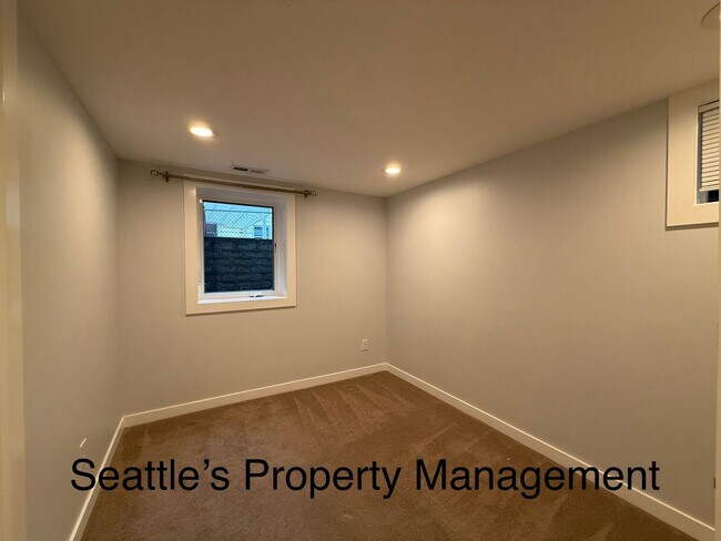 Building Photo - ***FREE OCTOBER RENT***  Deceptively Large...