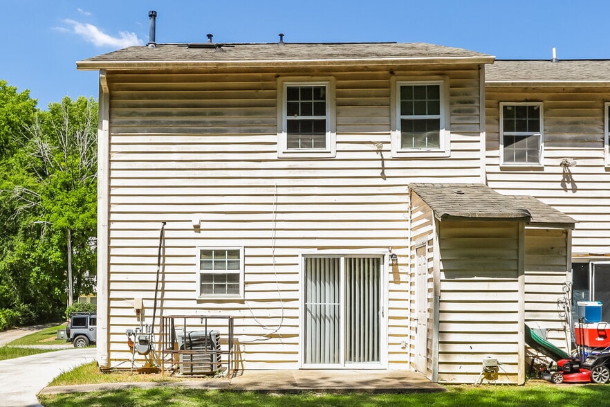 Building Photo - 3504 S Hopkins Ct