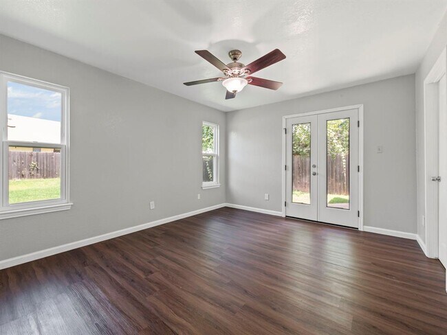 Building Photo - 1002 Cresswell Dr
