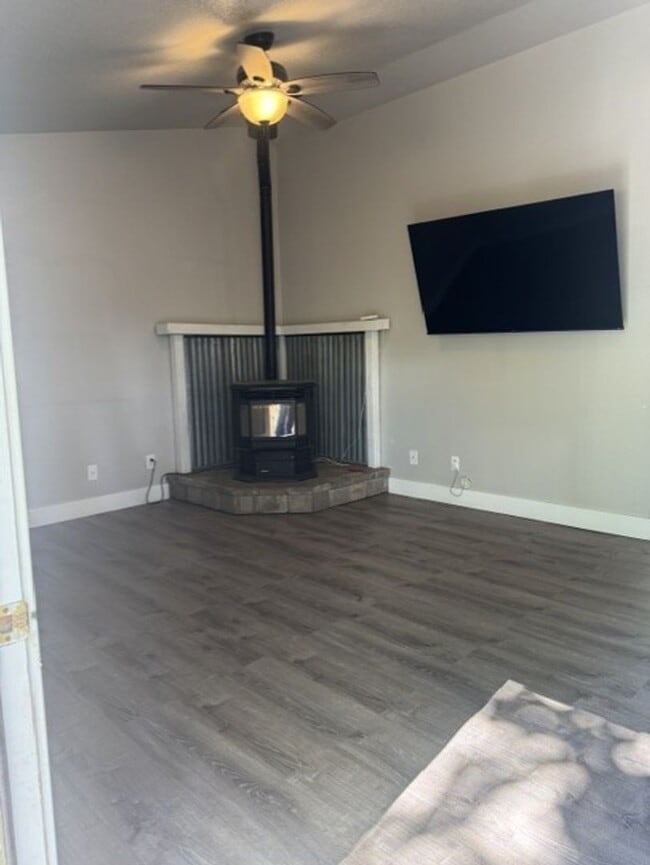Building Photo - Well-Maintained 3-bedroom, 2-bath home with a 2-car garage