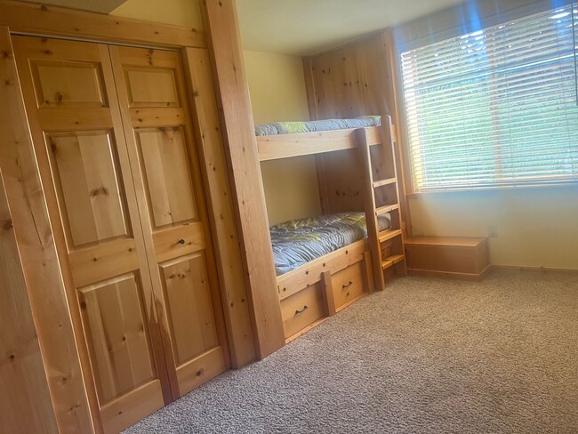 Building Photo - Truckee long term rental, furnished, above...