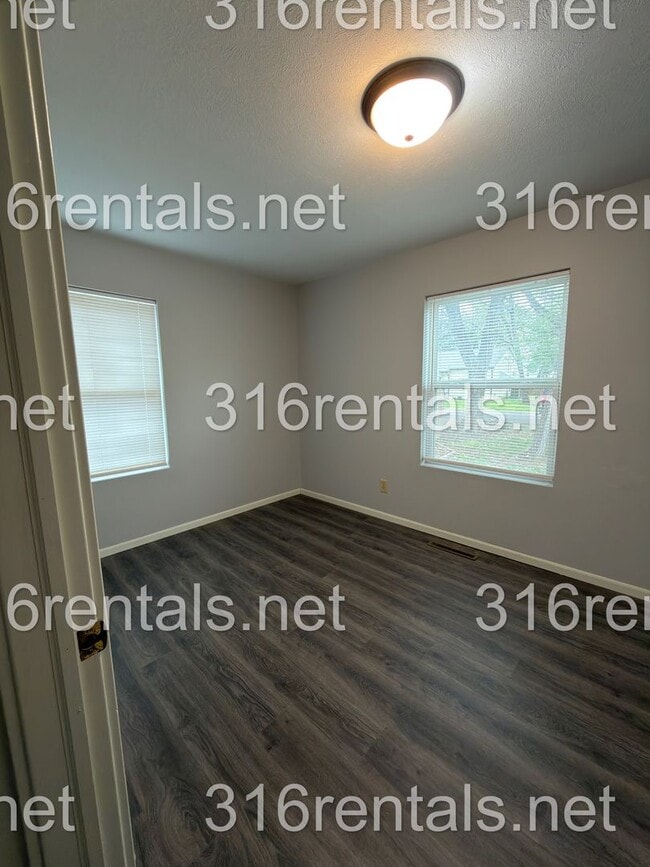 Building Photo - 231 E Larry St