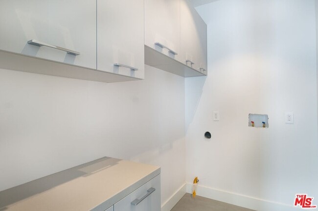 Building Photo - 159 S Bowling Green Way