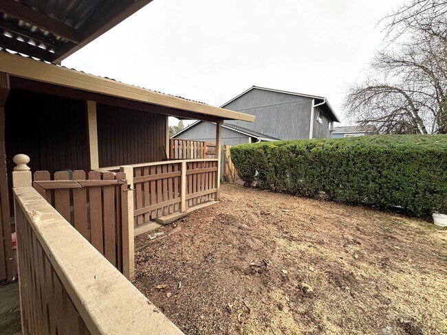 Building Photo - 3 Bedroom Cornelius Duplex, with Lots of U...