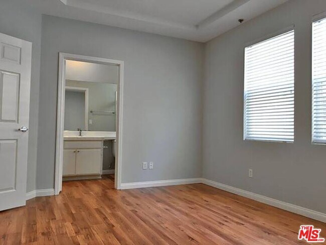 Building Photo - 12712 Moorpark St