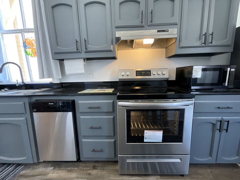 Stove and appliances - 1116 Main St