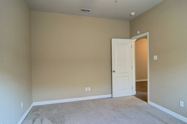 Building Photo - 6824 Fox Tail Dr
