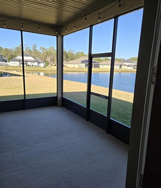 Building Photo - Stunning Waterfront 4/3 in Middleburg