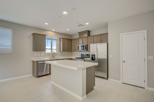 Building Photo - 10643 Enridge Ave