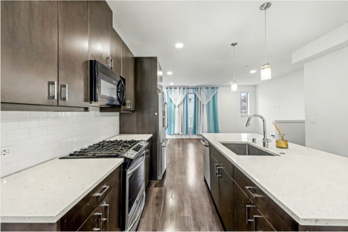 Building Photo - 2405 S Holgate St